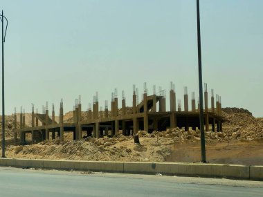 Giza, Mısır, 17 Mayıs 2024: Beton yapısı, Mısır gayrimenkul projeleri konsepti, inşaat sahasında yeni gelişim binaları bulunan yeni bir sanayi binasının şantiyesi