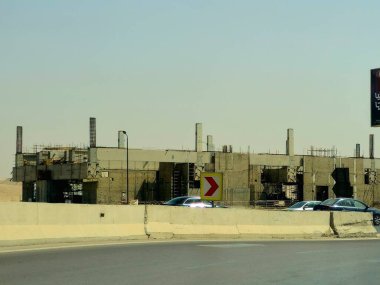 Giza, Mısır, 17 Mayıs 2024: Arap müteahhitler tarafından 26 Temmuz ekseninde ve raylarda inşa edilen tek raylı raylar, hızlı ulaşım sistemi, en uzun tek raylı şöför