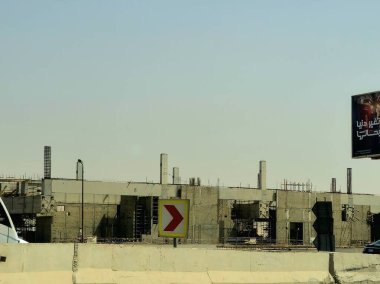 Giza, Mısır, 17 Mayıs 2024: Arap müteahhitler tarafından 26 Temmuz ekseninde ve raylarda inşa edilen tek raylı raylar, hızlı ulaşım sistemi, en uzun tek raylı şöför