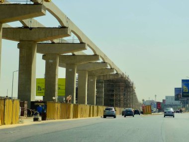 Giza, Mısır, 17 Mayıs 2024: Arap müteahhitler tarafından 26 Temmuz ekseninde ve raylarda inşa edilen tek raylı raylar, hızlı ulaşım sistemi, en uzun tek raylı şöför
