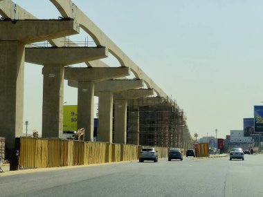 Giza, Mısır, 17 Mayıs 2024: Arap müteahhitler tarafından 26 Temmuz ekseninde ve raylarda inşa edilen tek raylı raylar, hızlı ulaşım sistemi, en uzun tek raylı şöför