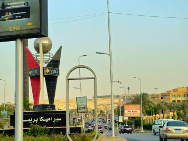 Giza, Mısır, 17 Mayıs 2024: Mısır 'da Şeyh Zayed Şehri' nde trafik ve hareket halindeki araçlar, Mısır 'da Giza Valiliği' nde bir şehir ve 1995 yılında kurulan Büyük Kahire kentsel alanının bir kısmı, seçici odaklı