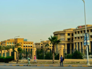 Giza. Mısır, 17 Mayıs 2024: Kahire Üniversitesi Şeyh Zayed dalı, Mısır 'ın önde gelen devlet üniversitelerinden biri olan Mısır ve Kral I. Fuad Üniversitesi olarak da bilinir. Ana kampüsü Giza 'da.