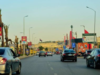 Giza, Mısır, 17 Mayıs 2024: Mısır 'da Şeyh Zayed Şehri' nde trafik ve hareket halindeki araçlar, Mısır 'da Giza Valiliği' nde bir şehir ve 1995 yılında kurulan Büyük Kahire kentsel alanının bir kısmı, seçici odaklı