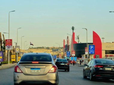 Giza, Mısır, 17 Mayıs 2024: Mısır 'da market, içecek, taze yiyecek, elektronik, güzellik ve kişisel bakım, cihazlar ve temizlik ve ev eşyaları içeren Hyperone Hyper1 pazar yeri