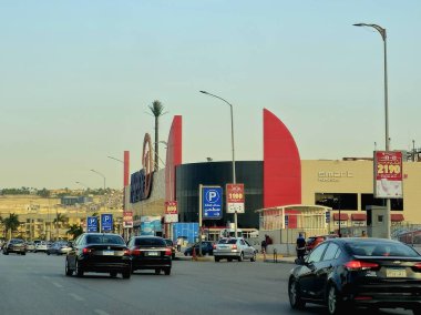 Giza, Mısır, 17 Mayıs 2024: Mısır 'da market, içecek, taze yiyecek, elektronik, güzellik ve kişisel bakım, cihazlar ve temizlik ve ev eşyaları içeren Hyperone Hyper1 pazar yeri