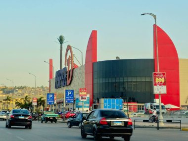 Giza, Mısır, 17 Mayıs 2024: Mısır 'da market, içecek, taze yiyecek, elektronik, güzellik ve kişisel bakım, cihazlar ve temizlik ve ev eşyaları içeren Hyperone Hyper1 pazar yeri