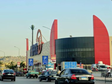 Giza, Mısır, 17 Mayıs 2024: Mısır 'da market, içecek, taze yiyecek, elektronik, güzellik ve kişisel bakım, cihazlar ve temizlik ve ev eşyaları içeren Hyperone Hyper1 pazar yeri