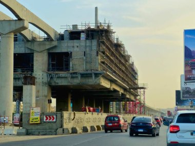 Giza, Mısır, 17 Mayıs 2024: Sütunları ve rayları 26 Temmuz 'da olan Arap müteahhitler tarafından inşa edilen Giza tek raylı istasyonu, hızlı ulaşım sistemi, en uzun tek raylı sürücü