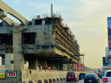 Giza, Mısır, 17 Mayıs 2024: Sütunları ve rayları 26 Temmuz 'da olan Arap müteahhitler tarafından inşa edilen Giza tek raylı istasyonu, hızlı ulaşım sistemi, en uzun tek raylı sürücü