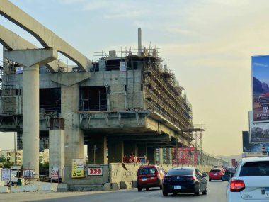 Giza, Mısır, 17 Mayıs 2024: Sütunları ve rayları 26 Temmuz 'da olan Arap müteahhitler tarafından inşa edilen Giza tek raylı istasyonu, hızlı ulaşım sistemi, en uzun tek raylı sürücü