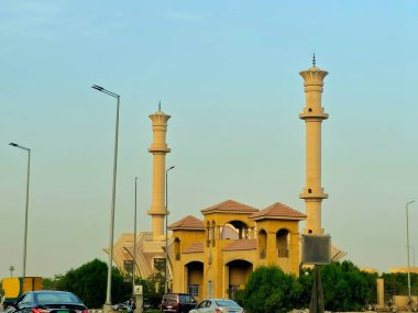 Giza, Mısır, 17 Mayıs 2024: Şeyh Zayed kentindeki polis camisi Giza şehri Mısır, 26 Temmuz Eksen otoyolu üzerindeki Mescid El-Şorta, birden fazla sosyal hizmet seçeneğiyle büyük bir cami