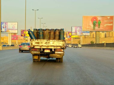 Giza, Mısır, 17 Mayıs 2024: Gaz silindirli bir nakliye aracı, atmosfer basıncının üzerindeki gazların depolanması ve korunması için seçici bir odak noktasıdır.
