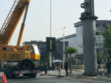 Kahire, Mısır, 18 Mayıs 2024: Bir inşaat sahasında seyyar vinç, ağır nesneleri kaldırmak için vinç taşınabilir araç, ağır ve malzeme işleme ürünleri ve hizmetleri taşımak için sert ve hazır bir attır