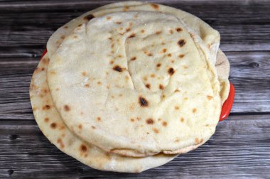 Buğday kepekli ve unlu geleneksel Mısır düz ekmeği, normal Aish Baladi veya son derece sıcak fırınlarda pişirilmiş Mısır ekmeği, buğday unu, maya, tuz ve su karışımının bir sonucudur.