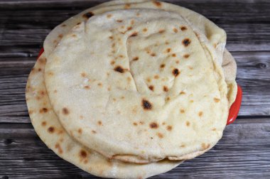 Buğday kepekli ve unlu geleneksel Mısır düz ekmeği, normal Aish Baladi veya son derece sıcak fırınlarda pişirilmiş Mısır ekmeği, buğday unu, maya, tuz ve su karışımının bir sonucudur.