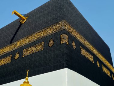 İslam 'ın en önemli camii ve kutsal yeri olan Mescid-i Haram' ın merkezindeki taştan bina olan Kabe, ibadetin yönüdür.