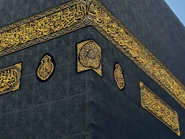 Kâbe 'nin perdeleri İslam' ın en önemli camii ve en kutsal yeri olan Mescid-i Haram 'ın merkezindeki taş bina.