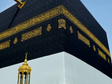 Kâbe, İhram giysileri içinde İslam 'ın en önemli camii ve en kutsal yeri olan Mescidi Haram' ın merkezinde taş bir bina.