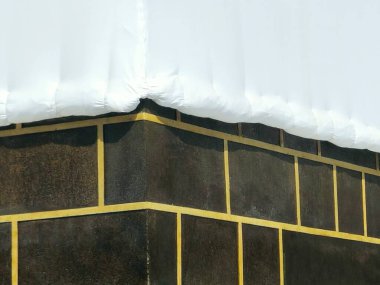 Kâbe, İhram giysileri içinde İslam 'ın en önemli camii ve en kutsal yeri olan Mescidi Haram' ın merkezinde taş bir bina.