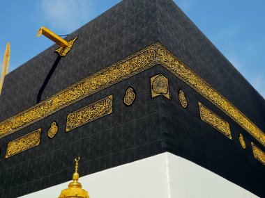 Kâbe, İhram giysileri içinde İslam 'ın en önemli camii ve en kutsal yeri olan Mescidi Haram' ın merkezinde taş bir bina.