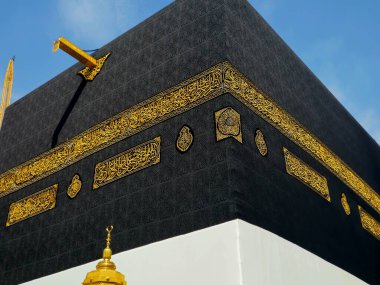 Kâbe, İhram giysileri içinde İslam 'ın en önemli camii ve en kutsal yeri olan Mescidi Haram' ın merkezinde taş bir bina.