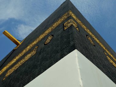 Kâbe, İhram giysileri içinde İslam 'ın en önemli camii ve en kutsal yeri olan Mescidi Haram' ın merkezinde taş bir bina.