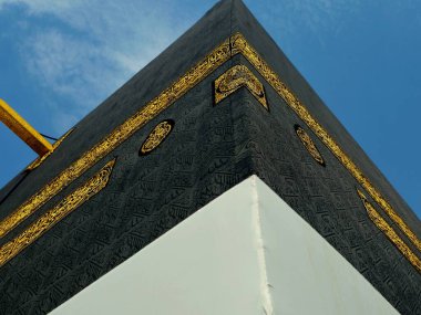 Kâbe, İhram giysileri içinde İslam 'ın en önemli camii ve en kutsal yeri olan Mescidi Haram' ın merkezinde taş bir bina.