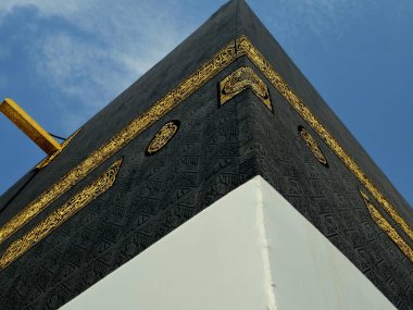 Kâbe, İhram giysileri içinde İslam 'ın en önemli camii ve en kutsal yeri olan Mescidi Haram' ın merkezinde taş bir bina.