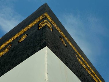 Kâbe, İhram giysileri içinde İslam 'ın en önemli camii ve en kutsal yeri olan Mescidi Haram' ın merkezinde taş bir bina.