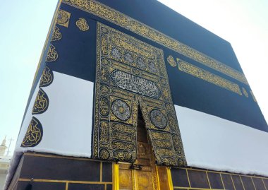 Kâbe, İhram giysileri içinde İslam 'ın en önemli camii ve en kutsal yeri olan Mescidi Haram' ın merkezinde taş bir bina.