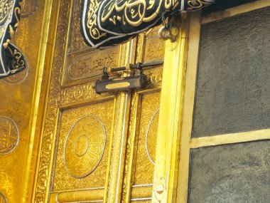 Kâbe 'nin altın kapısı, Kâbe İslam' ın en önemli camii ve en kutsal yeri olan Mescidi Haram 'ın merkezindeki taş bina.