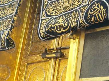 Kâbe 'nin altın kapısı, Kâbe İslam' ın en önemli camii ve en kutsal yeri olan Mescidi Haram 'ın merkezindeki taş bina.