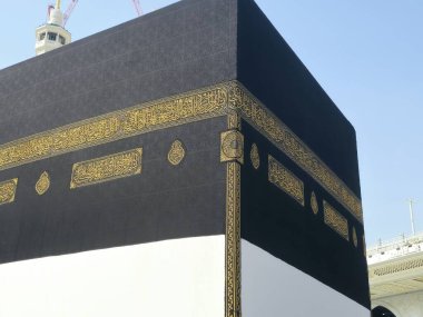 İslam 'ın en önemli camii ve kutsal yeri olan Mescid-i Haram' ın merkezindeki taştan bina olan Kabe, ibadetin yönüdür.