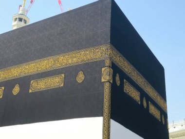 İslam 'ın en önemli camii ve kutsal yeri olan Mescid-i Haram' ın merkezindeki taştan bina olan Kabe, ibadetin yönüdür.