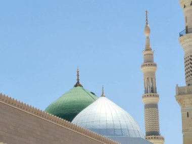 Hz. Peygamber 'in Camii' nin minare ve yeşil kubbesi ya da iki kutsal camiinin koruyucusunun yetki alanına giren büyük bir hac mekanı olan Mescid El Nabawi.