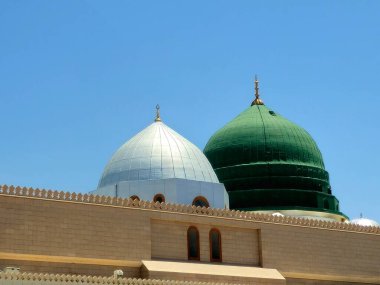 Hz. Peygamber 'in Camii' nin Yeşil Kubbesi ya da iki kutsal caminin koruyucusunun yetki alanına giren büyük bir hac yeri olan El Nabawi Mescidi.