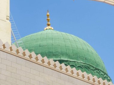 Hz. Peygamber 'in Camii' nin Yeşil Kubbesi ya da iki kutsal caminin koruyucusunun yetki alanına giren büyük bir hac yeri olan El Nabawi Mescidi.