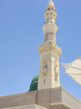 Hz. Peygamber 'in Camii' nin minare ve yeşil kubbesi ya da iki kutsal camiinin koruyucusunun yetki alanına giren büyük bir hac mekanı olan Mescid El Nabawi.