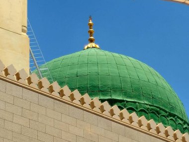 Hz. Peygamber 'in Camii' nin Yeşil Kubbesi ya da iki kutsal caminin koruyucusunun yetki alanına giren büyük bir hac yeri olan El Nabawi Mescidi.