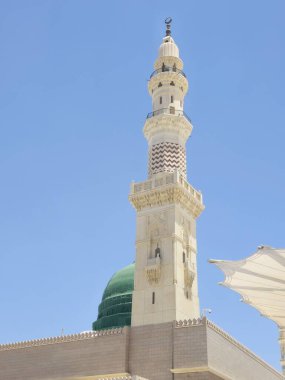 Hz. Peygamber 'in Camii' nin minare ve yeşil kubbesi ya da iki kutsal camiinin koruyucusunun yetki alanına giren büyük bir hac mekanı olan Mescid El Nabawi.