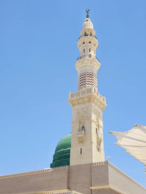 Hz. Peygamber 'in Camii' nin minare ve yeşil kubbesi ya da iki kutsal camiinin koruyucusunun yetki alanına giren büyük bir hac mekanı olan Mescid El Nabawi.