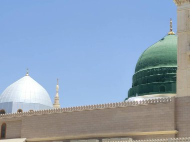 Hz. Peygamber 'in Camii' nin minare ve yeşil kubbesi ya da iki kutsal camiinin koruyucusunun yetki alanına giren büyük bir hac mekanı olan Mescid El Nabawi.