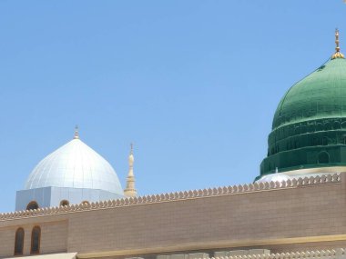 Hz. Peygamber 'in Camii' nin minare ve yeşil kubbesi ya da iki kutsal camiinin koruyucusunun yetki alanına giren büyük bir hac mekanı olan Mescid El Nabawi.