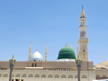 Hz. Peygamber 'in Camii' nin minare ve yeşil kubbesi ya da iki kutsal camiinin koruyucusunun yetki alanına giren büyük bir hac mekanı olan Mescid El Nabawi.