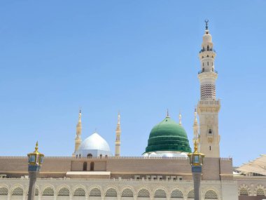 Hz. Peygamber 'in Camii' nin minare ve yeşil kubbesi ya da iki kutsal camiinin koruyucusunun yetki alanına giren büyük bir hac mekanı olan Mescid El Nabawi.