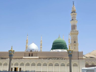 Hz. Peygamber 'in Camii' nin minare ve yeşil kubbesi ya da iki kutsal camiinin koruyucusunun yetki alanına giren büyük bir hac mekanı olan Mescid El Nabawi.