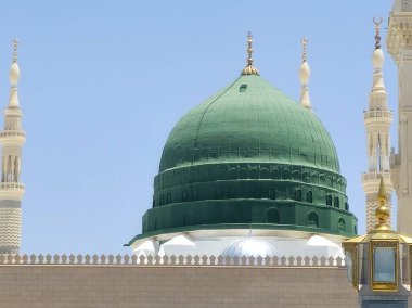 Hz. Peygamber 'in Camii' nin Yeşil Kubbesi ya da iki kutsal caminin koruyucusunun yetki alanına giren büyük bir hac yeri olan El Nabawi Mescidi.