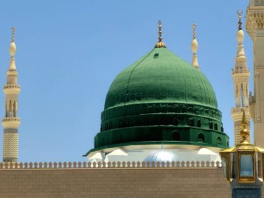 Hz. Peygamber 'in Camii' nin Yeşil Kubbesi ya da iki kutsal caminin koruyucusunun yetki alanına giren büyük bir hac yeri olan El Nabawi Mescidi.