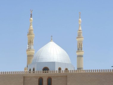 Hz. Muhammed tarafından inşa edilen ikinci cami olan Mescid-i Haram, ya da iki kutsal mescitin hac mekanı olan Mescid-i Haram 'ın koruması altındadır.